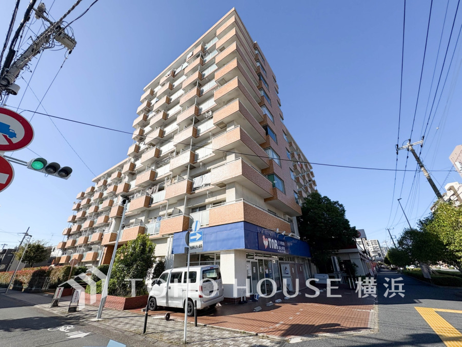 時代の流れに惑わされないシックなカラートーンで街並みに溶け込む外観は、主張し過ぎず、また平凡になり過ぎず絶妙なコントラストで輝きを放ちます。