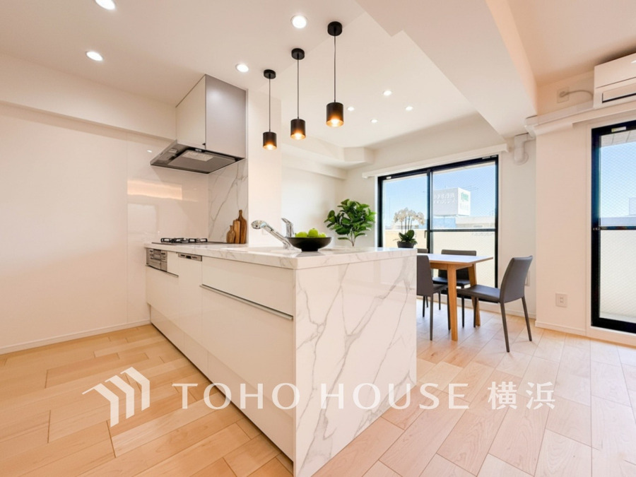 誰もが使いやすいデザインにこだわったキッチン。プライベートスペースを彩るインテリアとしての美と、快適な日常を支える機能性と強さがひとつになったキッチンです。（家具はCGです）