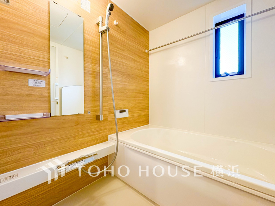 ◆質感が奏でる時間◆柔らかな風合いの木目調のパネルと流麗なデザインの浴槽が高級感を感じる浴室。疲れを癒す場所だからこそ心も体もオフになる時間をお楽しみ下さい。