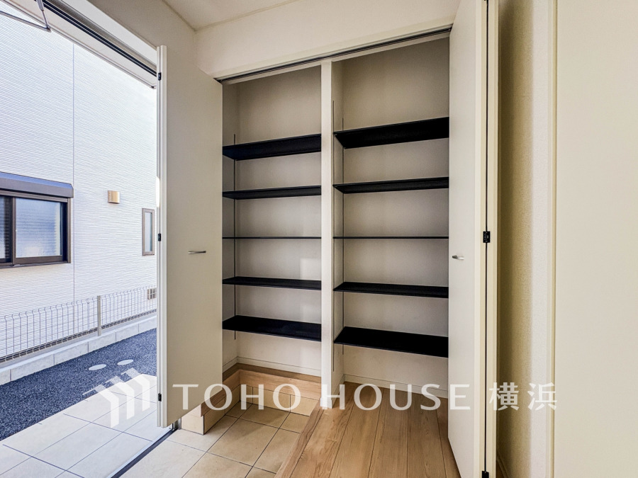 玄関横に設置されたシューズインクローゼット。高さの調節もでき、お好きなサイズの靴はもちろん、傘やレインコート、ゴルフバック等も収納できるので、スッキリとした玄関が実現できます。。