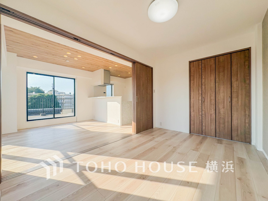 リビングに隣接した洋室は、引き戸を開け放してLDK空間を共有しながら開放的に使うこともできます。
