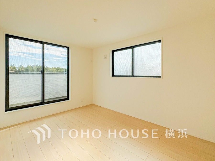 大きな窓からたっぷりと陽光が注がれる明るい空間。家族の成長に対応できる永住仕様の間取り。時を忘れて過ごす場所として過ごせるお部屋。