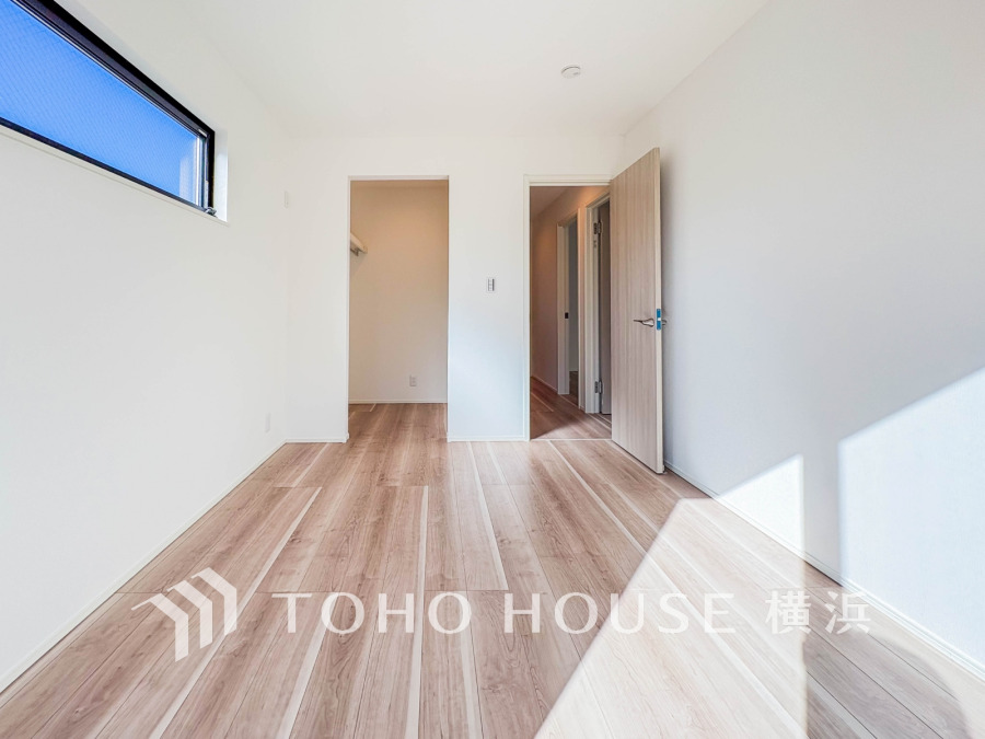 明るい自然光が差し込む洋室。ウォークインクローゼット付きで収納力も充実しています。