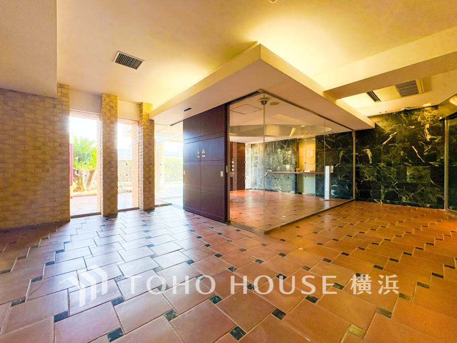 植栽の位置や開放的なエクステリアも含めて美しくトータルにデザインされています。時間のゆとりと空間、爽やかな陽光がもたらす光と風を贅沢なまでに感じる暮らしが始まります。