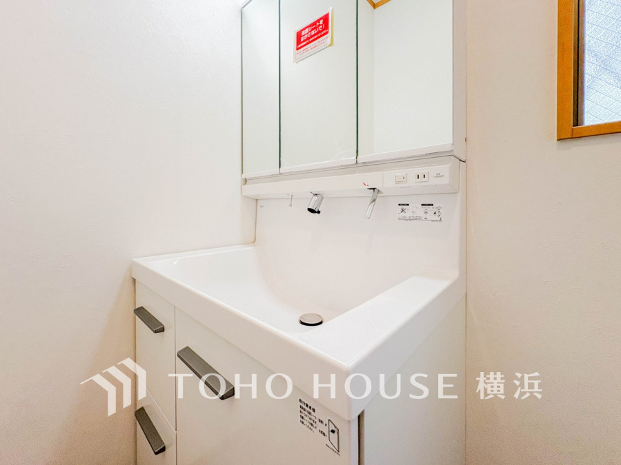 清潔感のあるプライベート空間は、身だしなみチェックや肌のお手入れに最適です。収納もあり、スッキリと見映えの良い空間に拵えました。時間に余裕とゆとりを持たせます。