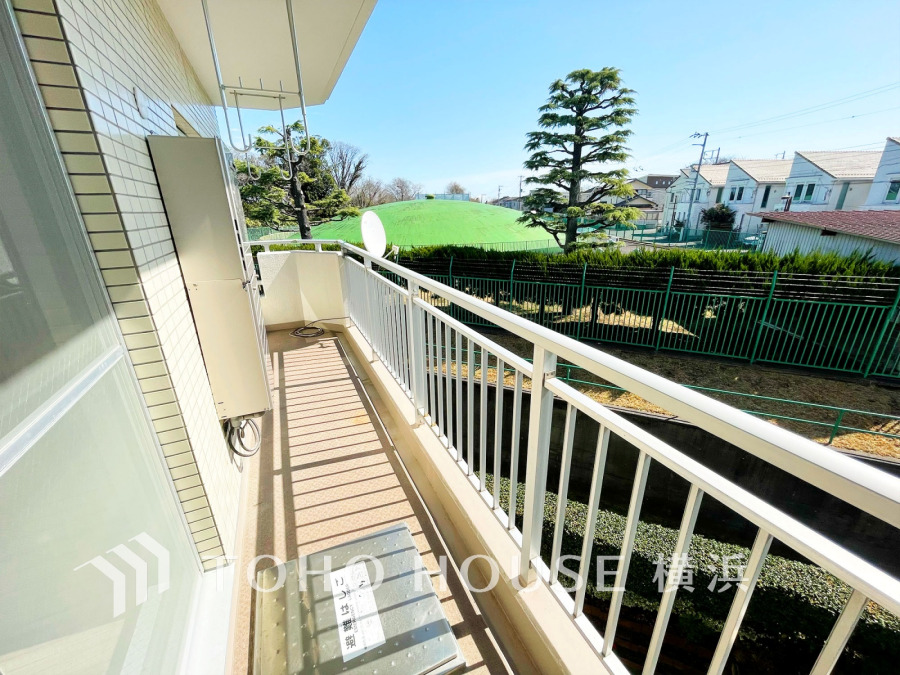 暮らしの中で光と風を演出してくれるバルコニー、見事なまでの開放的な空間を演出しながら、プライベート性も確保された空間は我が家の自慢。