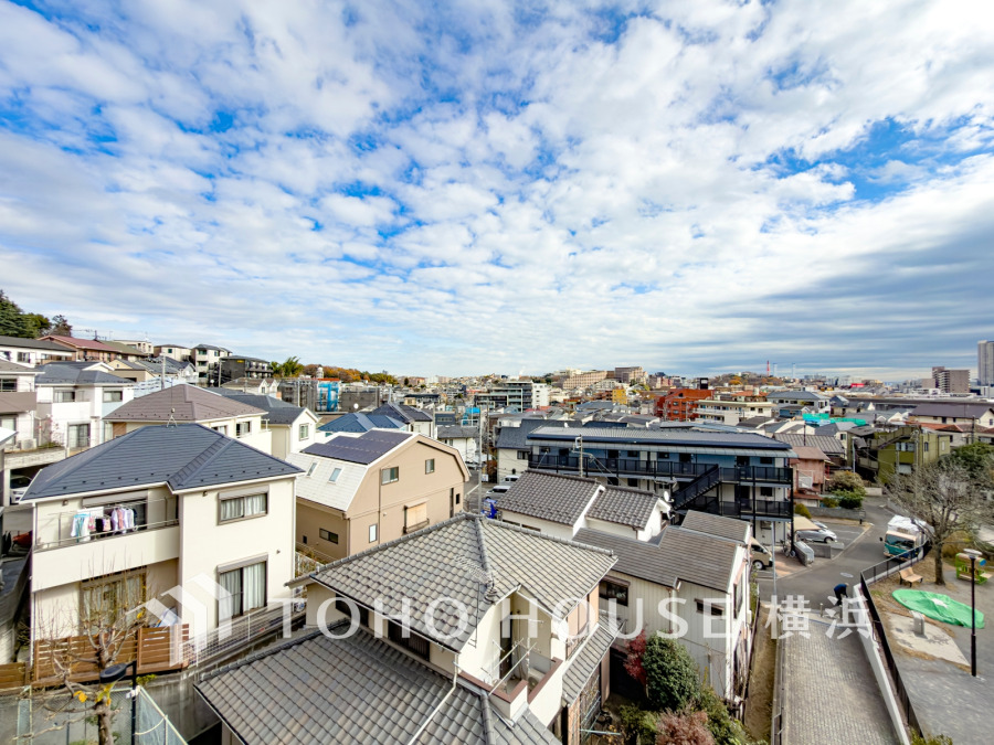 晴天の下、閑静な住宅街が広がる眺望。開放感あふれる住環境で、心地よい日常を実現します。
