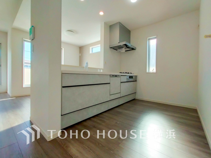 明るく開放的なキッチンスペース。収納豊富で使いやすく、家族との会話も楽しめる設計です。