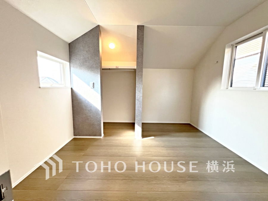 穏やかな風と陽光を導き、プライバシーに配慮された設計プランを採用し、居住性を一段と心地よいものにしています。明るく開放的な空間を演出しております。
