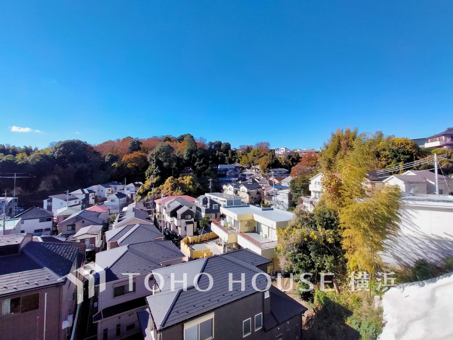 陽射しとともに、少しずつ装いを変える街の景観から、星空が地上に映りこむかのような夜景の煌きまで、この街ならではの美しい風景。