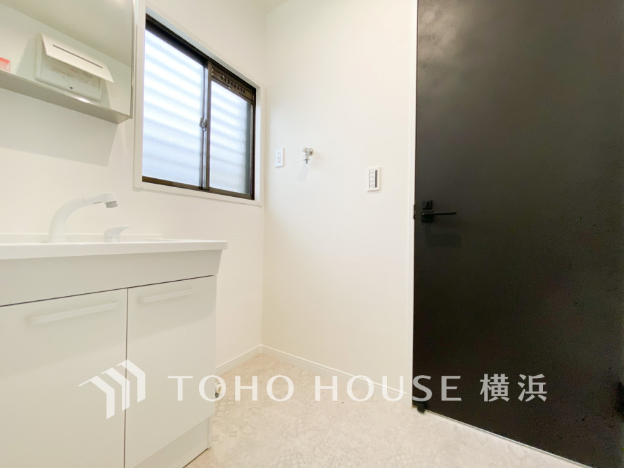 十分な大きさの洗面台は、身だしなみチェックや歯磨きなど、朝の慌ただしい時間でも余裕とゆとりを感じて頂けます。