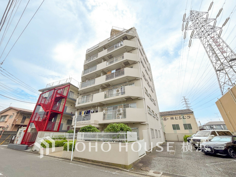 爽やかな青空の下に贅沢なほどに降り注ぐ陽光、豊かな居住性と、クオリティが見事に調和した住空間は、住まうことの喜びを感じさせてくれます。