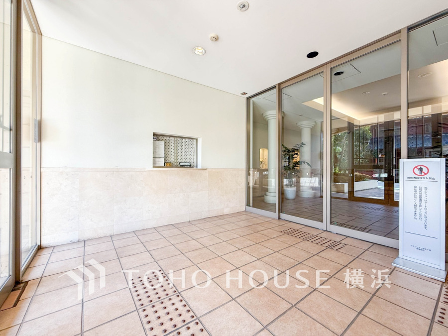 植栽の位置や開放的なエクステリアも含めて美しくトータルにデザインされています。時間のゆとりと空間、爽やかな陽光がもたらす光と風を贅沢なまでに感じる暮らしが始まります。