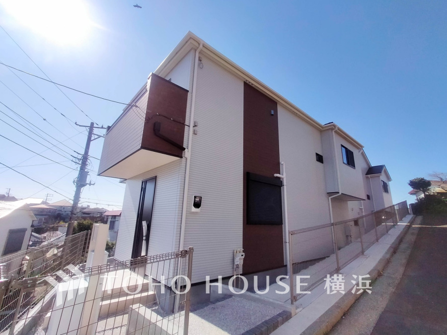 堂々たる趣ながら、主張し過ぎずどこか余裕を感じさせるシャープなフォルムで佇む邸宅は、晴天の空と照らし合わせる事で、本来あるべき完成形の姿を見せてくれます。 