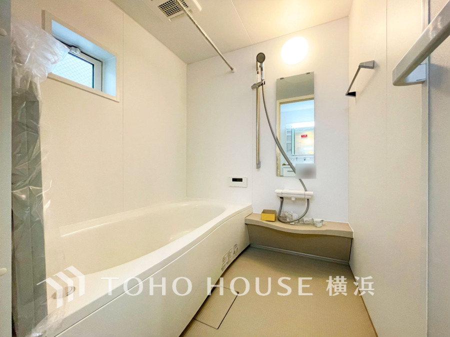 上質が感じられる質感とカラーリングで、清潔な空間美を実現。一日の疲れが癒される優雅なバスタイムを堪能できるゆとりあるバスルームです。