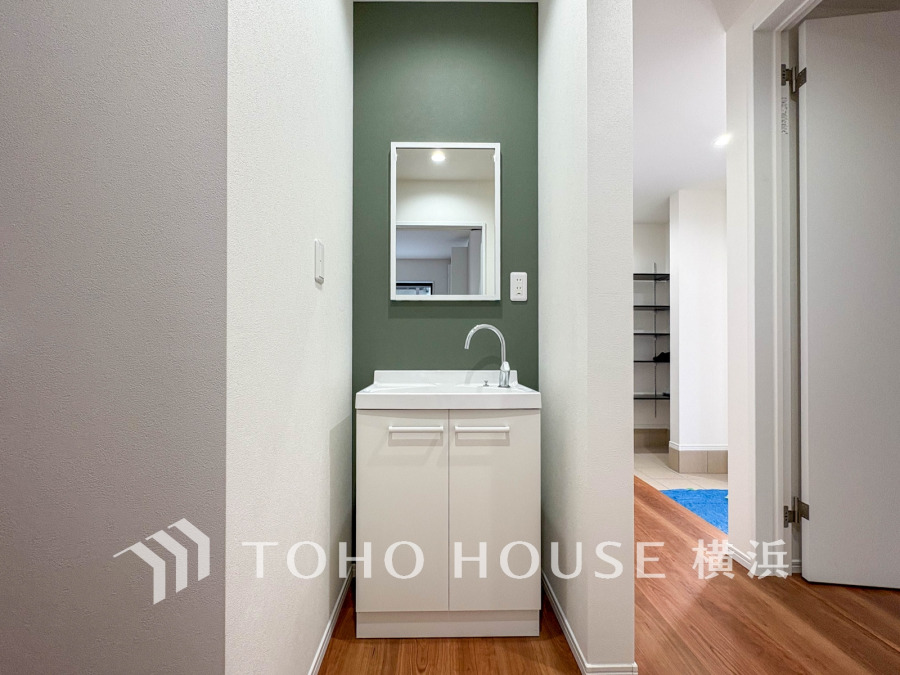 玄関ホールに設けたセカンド洗面台。帰宅時の手洗いはもちろん、お客様にも気兼ねなく使っていただけます。暮らしに便利な設備です。