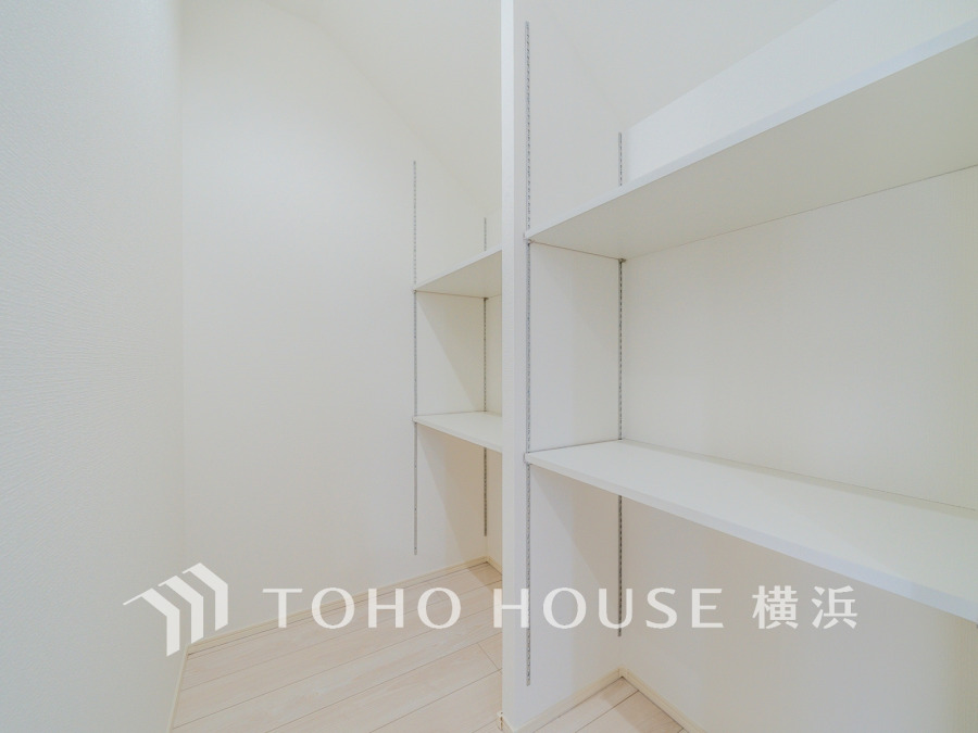 キッチンには大型のパントリーを完備。便利な棚付きです。