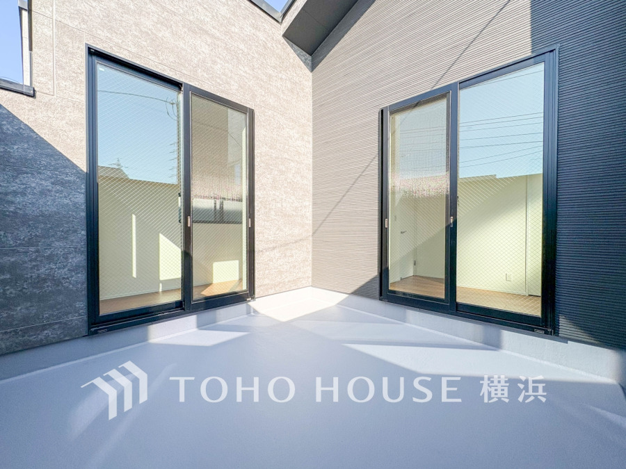 バルコニーは開放的な空間を演出しながら、プライベート性も確保されたゆとりある空間です。
