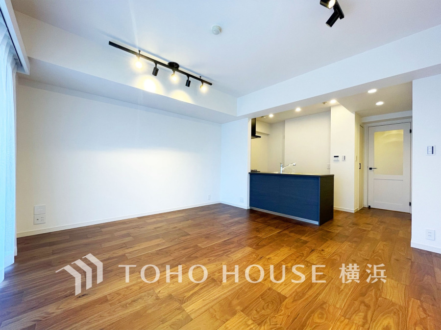 和やかで洗練された空間の演出。寛ぎとコミュニケーションを育む居心地のよい場所。やわらかな陽射しが降り注ぎ、室内に開放感と爽快感をもたらします。