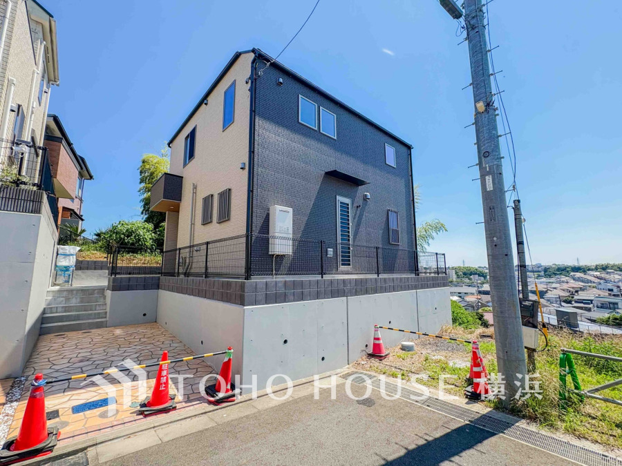 爽やかな青空の下に贅沢なほどに降り注ぐ陽光、豊かな居住性と、クオリティが見事に調和した住空間は、住まうことの喜びを感じさせてくれます。