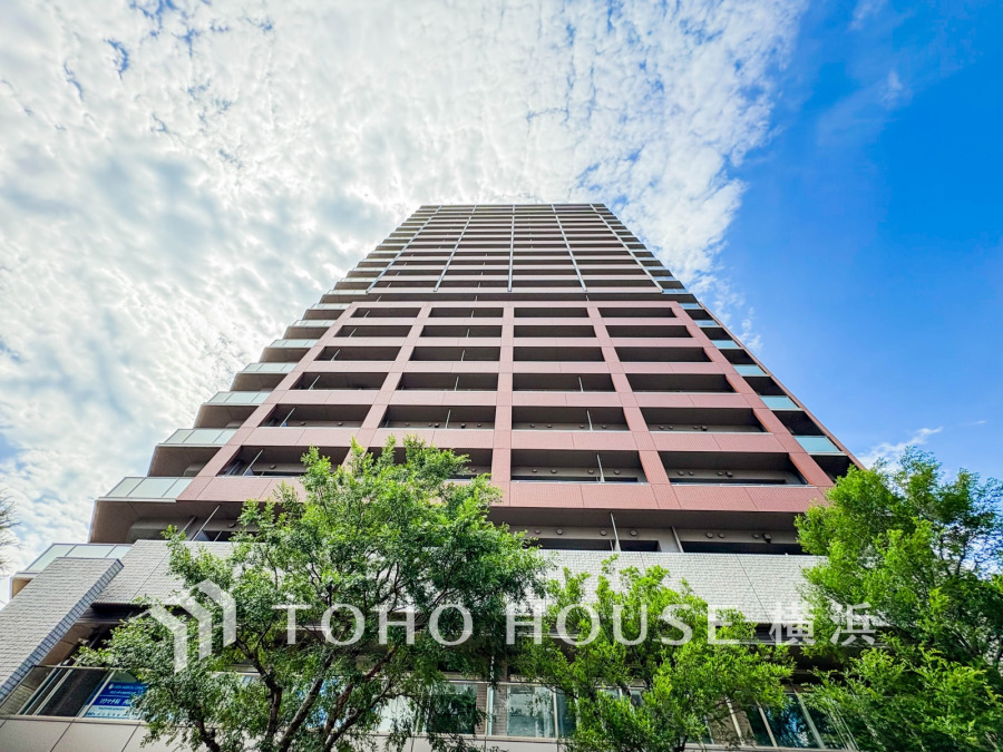 ふりそそぐ陽射しと開放的な空間形成。青空を背景に更なる美しさを醸す佇まい。暖かな陽光と爽やかな風がハーモニーを奏でる上質な空間を愉しむ暮らしがここにある。