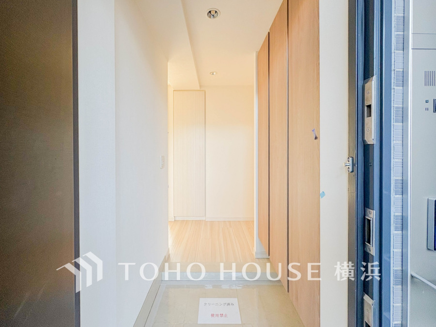 お客様をお迎えする玄関は落ち着いた雰囲気。帰り着くたびに洗練されたテイストの空間に迎えられ誇りと喜びを感じる玄関まわりです。