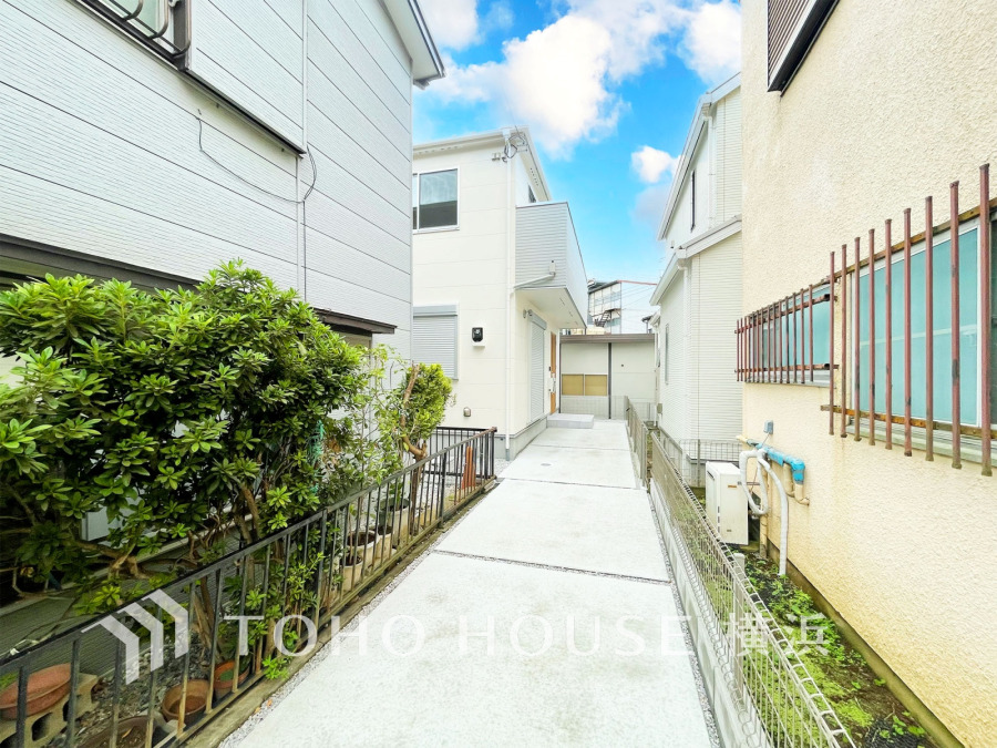 風を感じ青い空から太陽の恵みを感じる温もり溢れる佇まい。住む人を映し出す洗練された佇まいは、いつまでも輝き続けながらいつしか街の風景に溶け込んでいきます。
