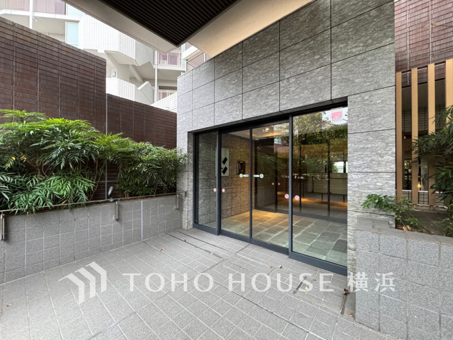 植栽の位置や開放的なエクステリアも含めて美しくトータルにデザインされています。時間のゆとりと空間、爽やかな陽光がもたらす光と風を贅沢なまでに感じる暮らしが始まります。