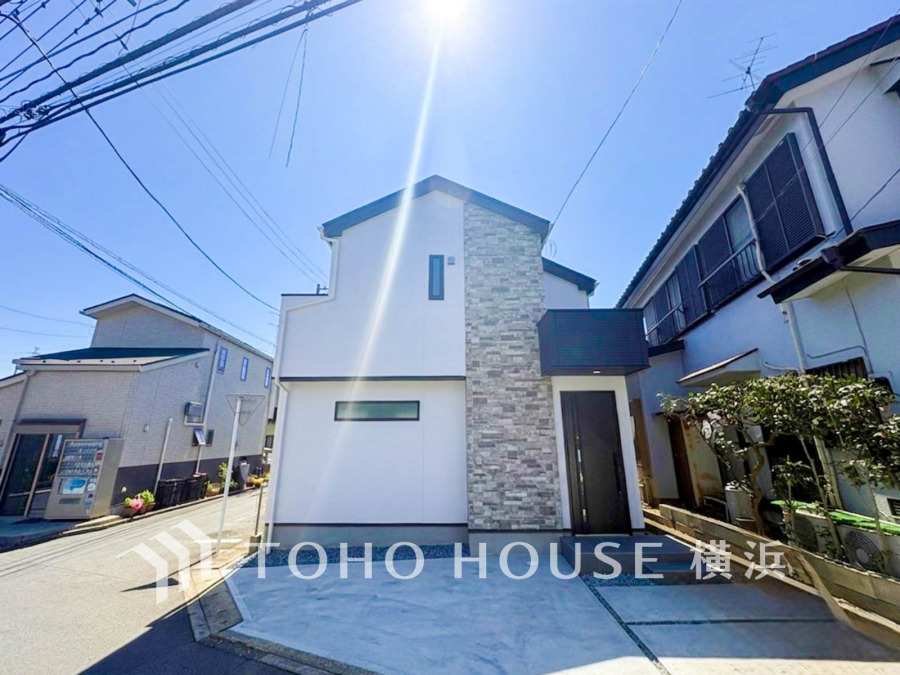 時代の流れに惑わされないシックなカラートーンで街並みに溶け込む外観は、主張し過ぎず、また平凡になり過ぎず絶妙なコントラストで輝きを放ちます。