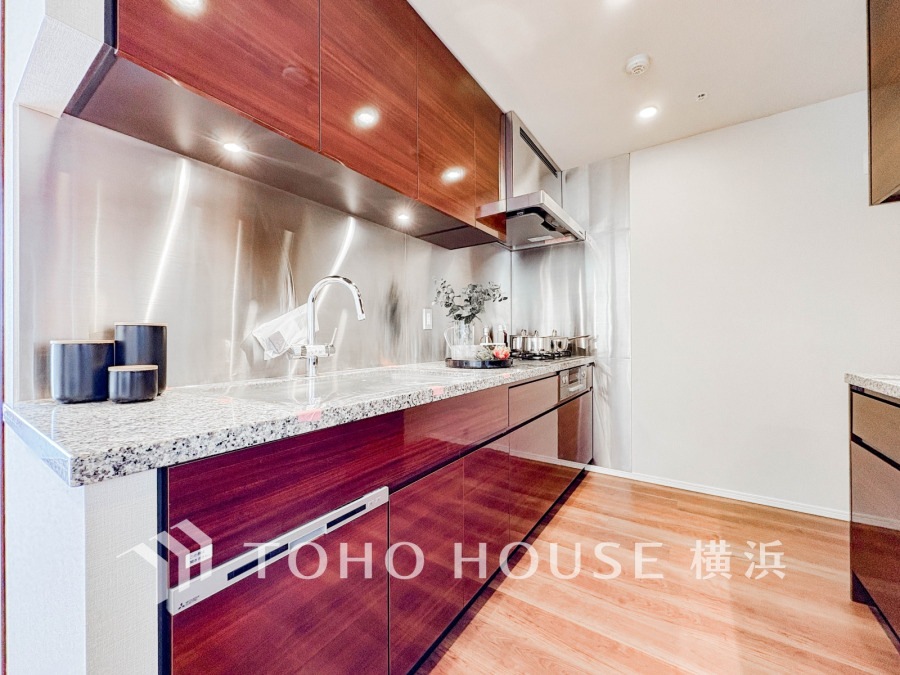 多彩な機能と洗練された美しいデザイン、細やかな優しさが毎日を演出します。プライベートスペースを彩るインテリアとしての美と、快適な日常を支える機能性と強さが一つになったキッチン。