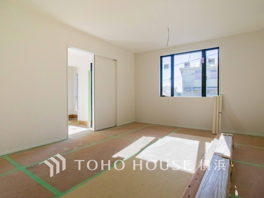 明るい光が差し込むシンプルな室内。多くの時間を過ごす住まいだからこそ、いつも快適な場所であるように心掛けています。【2026年1月撮影】