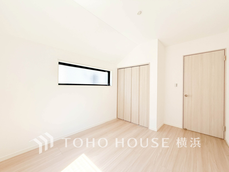 大きな窓からたっぷりと陽光が注がれる明るい空間。家族の成長に対応できる永住仕様の間取り。時を忘れて過ごす場所として過ごせるお部屋。