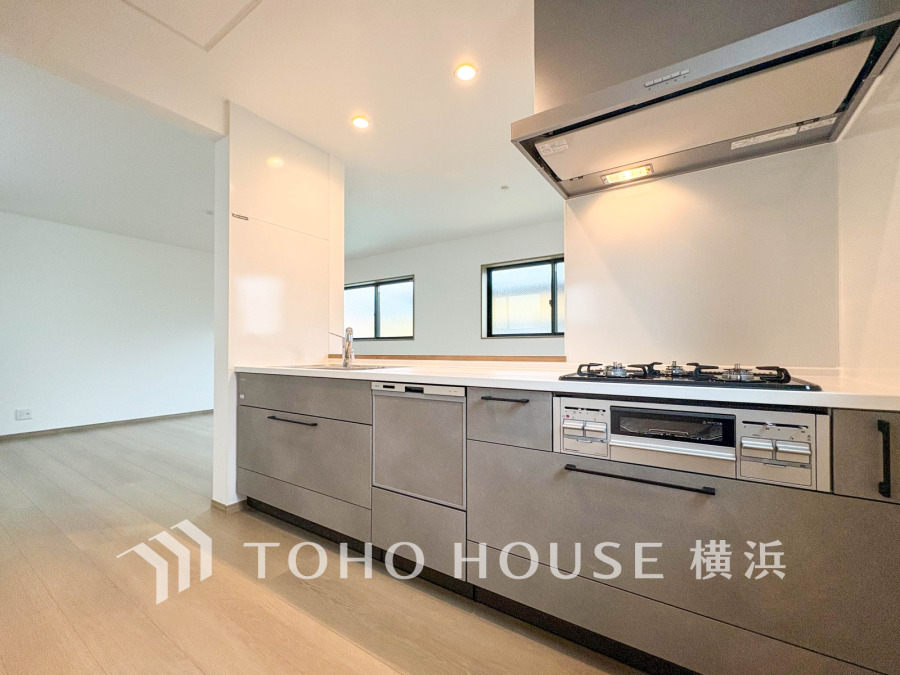 内装の主役でもあり、日常活躍する重要な水回りでもあるからこそ機能性・デザイン性に力を入れております。お手入れのしやすいシステムキッチンを採用しております。