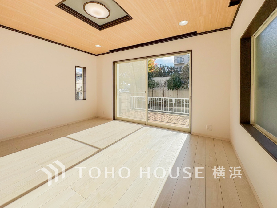 明るい光が差し込むリビングは、ウッド調天井と広い窓で開放感あふれる快適空間です。