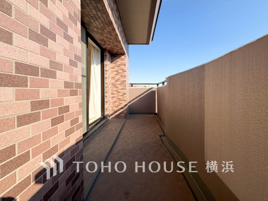 暮らしの中で光と風を演出してくれるバルコニー、見事なまでの開放的な空間を演出しながら、プライベート性も確保された空間は我が家の自慢。