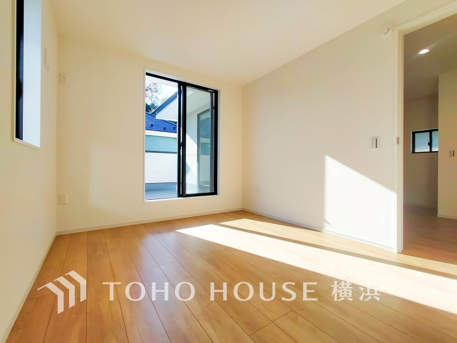 ひとりの時間をゆったり過ごしたり、静かな環境で趣味に打ち込んだり、自分時間を快適に過ごすプライベートルーム。大きな窓で彩られた空間は、心地よい風と伸びやかな眺めを愉しむ特等席に。