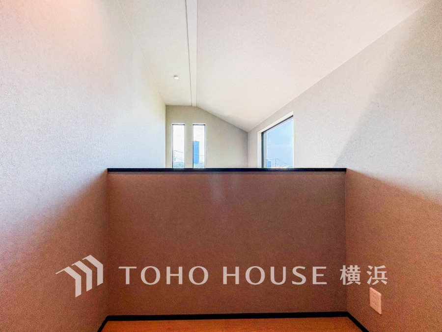 【DEN】吹き抜けに面したDENコーナー。ちょっとした趣味のお部屋としても、テレワークスペースとしても。秘密基地のようなワクワク感のある空間です。