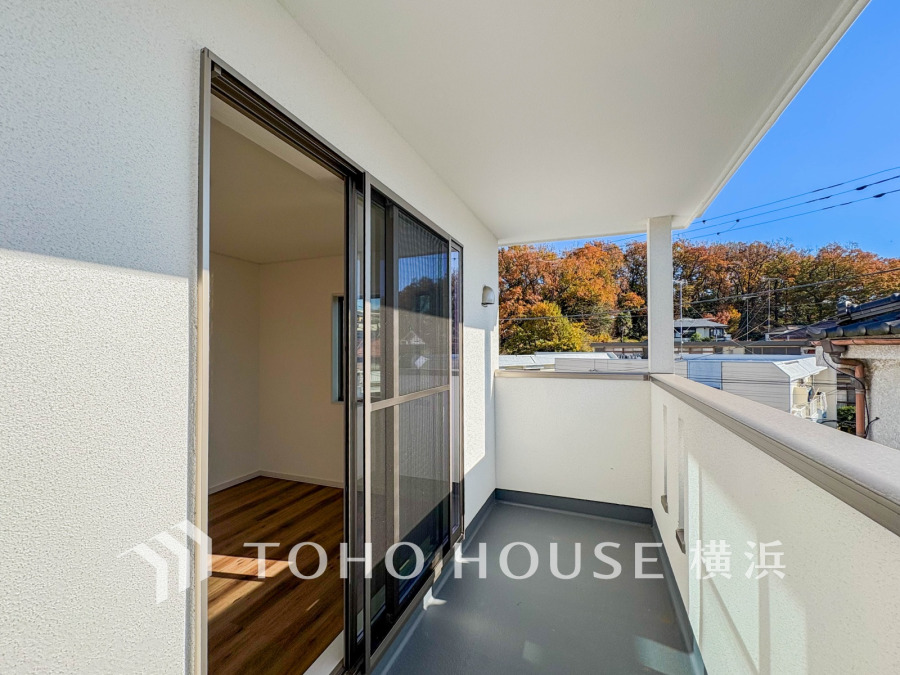 陽光あふれる広々バルコニーは、爽やかな風と四季折々の景色を楽しめる寛ぎの空間です。