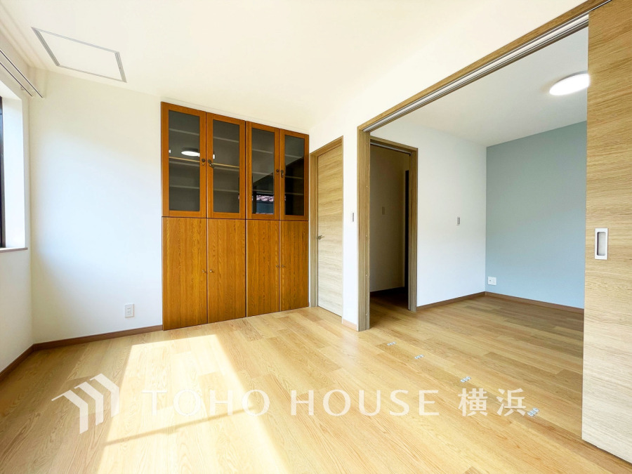 過ぎ行く時間をゆったりと感じることができる落ちついたプライベートルーム。リビングで楽しく過ごした後はゆっくり寛ぎの時間を満喫できます。静かな環境でリラックスタイムを愉しんで。