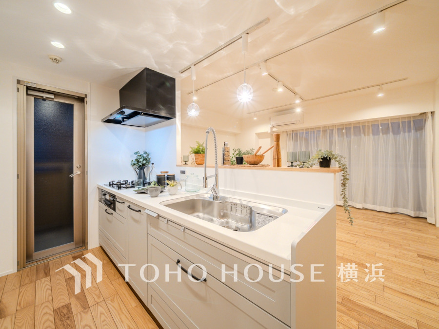 機能性とデザイン性を兼ね備えたシステムキッチン。リビングとの一体感も考慮され、美しい空間が実現。
