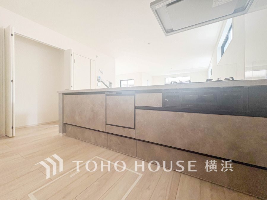 開放感あふれる対面式キッチン。家族との会話を楽しみながら調理できる快適な空間です。