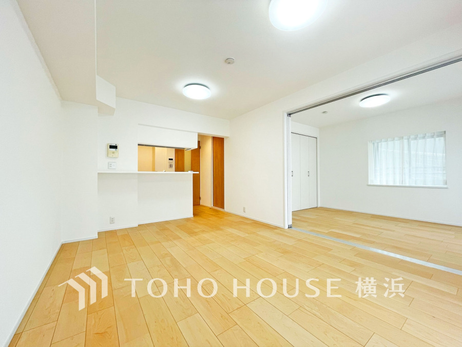 リビングに隣接した洋室の引き戸を開け放して空間を共有しながら開放的に使うこともできます。
