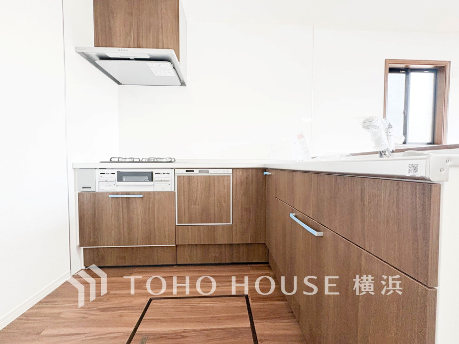 機能的でお洒落なL字型キッチンを採用。家事効率がぐんと高まります。対面タイプなので、リビングで遊ぶお子様を見守りながら作業ができ、子育てファミリーには嬉しいですね♪