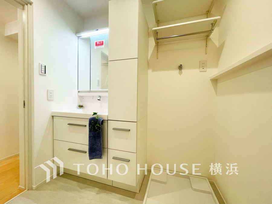 新規交換された洗面化粧台は美しく使いやすい機能が備えられています。