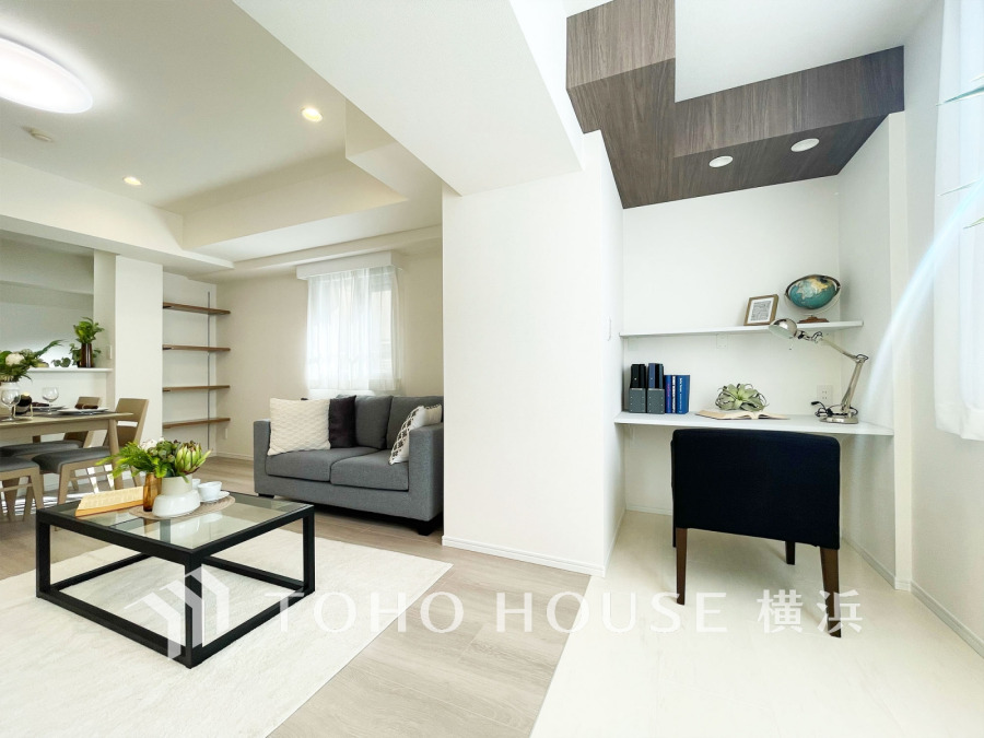 明るい自然光が差し込むリビングと、落ち着いたワークスペースが調和した快適な住空間です。