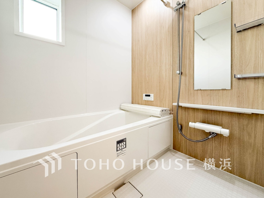 1日の疲れを取り心身を癒すことができる住まいの中のリラクゼーション空間、バスルーム。心からゆったりと寛いでいただけるよう、柔らかな色合いで仕上げています。