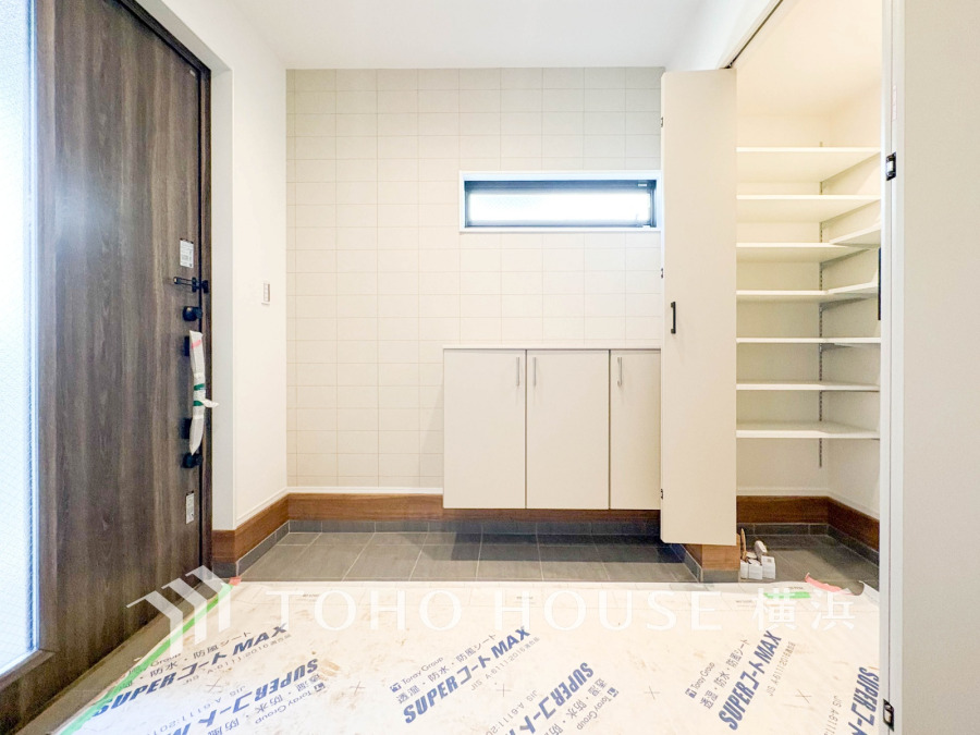 清潔感溢れる玄関がお出迎えする本邸宅の物語は、ここから始まる日常を期待させます。この場所には「希望」と「優越」で包み込んでくれる「特別」な空間があります。