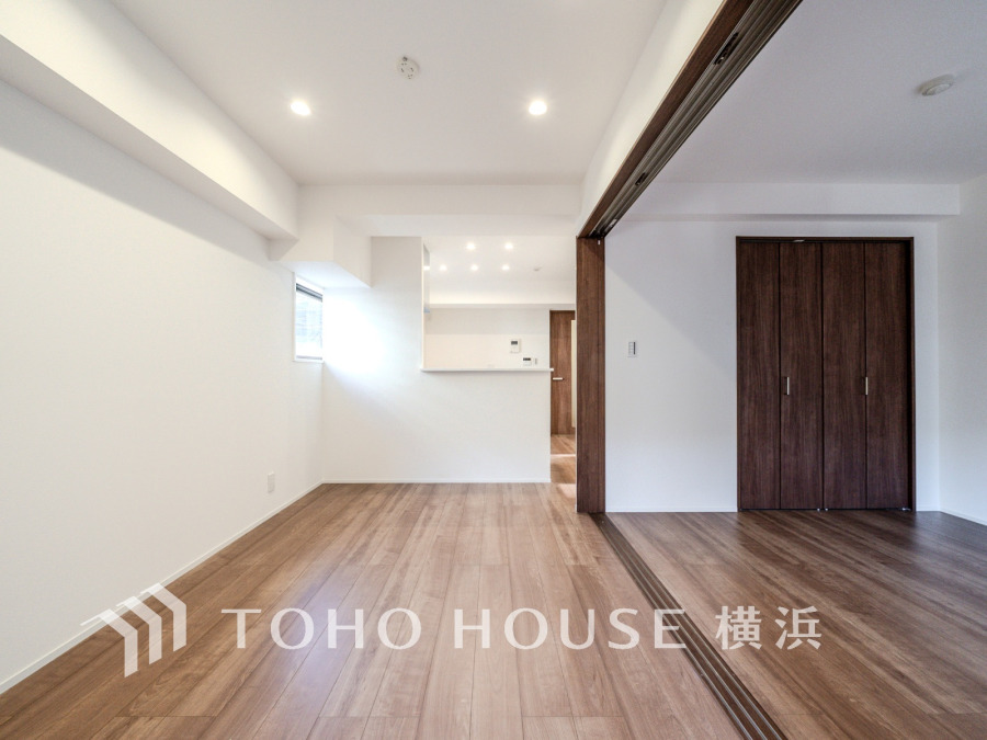 豊かな光が照らすこの場所は、たわいもない会話を楽しみ、ゆったりとした時間を過ごす場所。この場所から、家族の記憶が紡がれるでしょう。