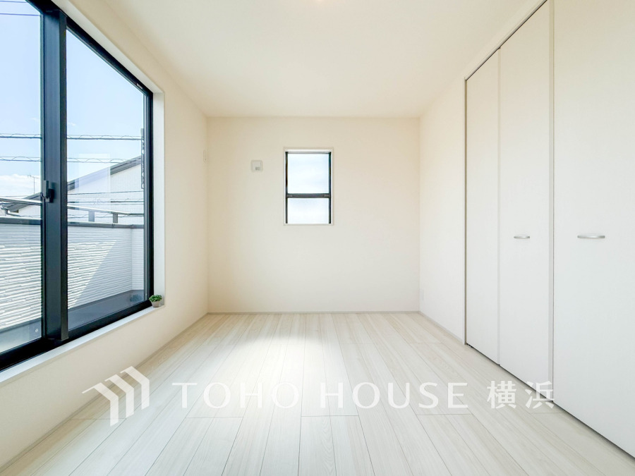 バルコニーに面した明るい洋室。穏やかな陽射しが、ゆったりとした寛ぎの時間を包みます。
