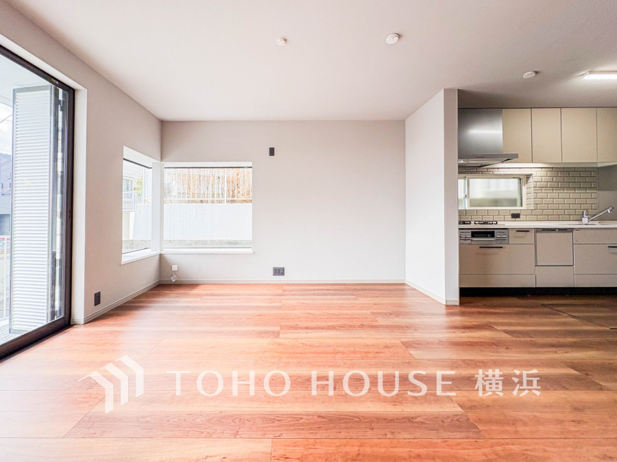 家族みんなが爽やかに健やかに過ごせるように、溢れる光をたっぷり取り込んだリビングダイニング。集いの場、憩いの場としての快適性を求めたやすらぎの空間です。